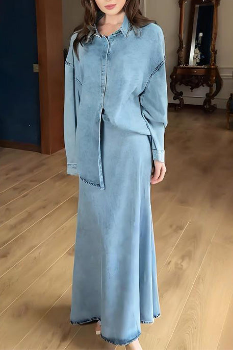 Ensemble deux pièces composé d'un haut à manches longues, d'un ourlet incurvé et d'une jupe longue drapée sur les hanches