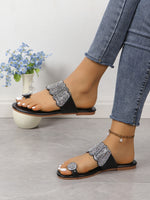 Pantoufles de plage plates noires avec boucle d'orteil et strass