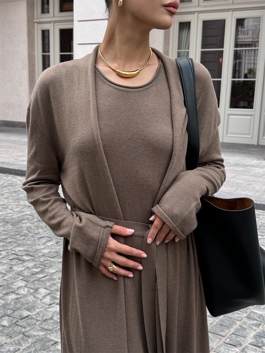 Set aus langer gestrickter Langarm-Strickjacke und Strapskleid