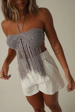 Top da vacanza alla moda con scollo all'americana e nappe