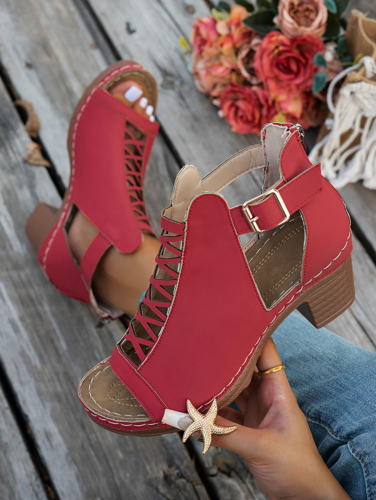 Klobige Römersandalen mit offener Zehenpartie und hohler Schnalle