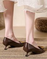 High Heels mit spitzer Spitze und Stilettoabsatz und Doppel-B-Schnalle