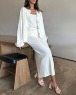 Gemütliches dreiteiliges Set aus gestrickter Langarm-Strickjacke, Unterhemd und Rock