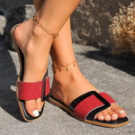 Sandales plates à bout carré en cuir verni à blocs de couleurs