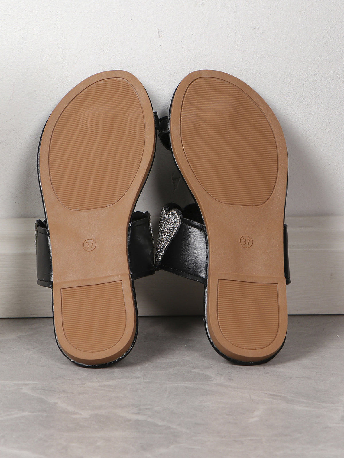 Pantoufles de plage plates noires avec boucle d'orteil et strass