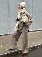 Gemütliches Set aus langärmligem Strickoberteil mit halbem Reißverschluss und Hose mit weitem Bein und Revers