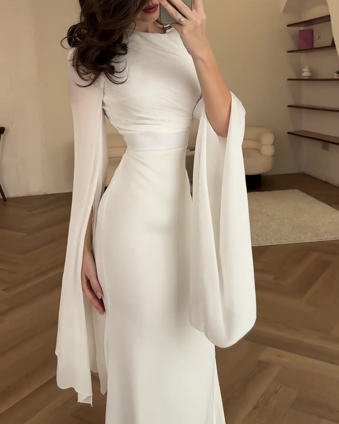 Robe longue et ajustée en satin à manches évasées en maille