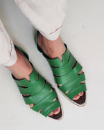 Flache, spitze Römersandalen