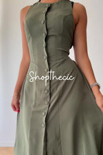 Round neck sleeveless single-breasted fitted waist belted maxi dress