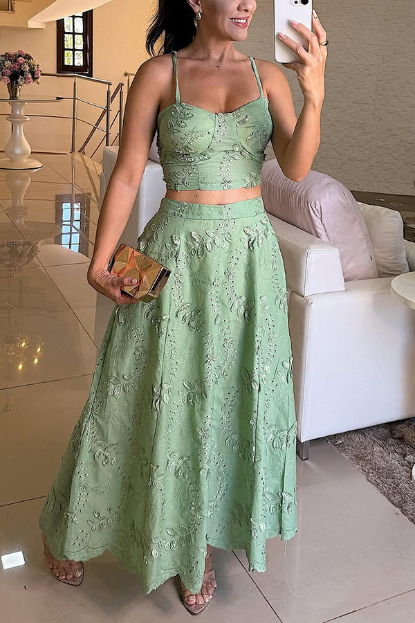 Zweiteiliges Set aus Camisole-Oberteil und lässigem Spitzenrock für den Urlaub