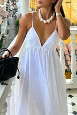 Weißes Neckholder-Kleid mit V-Ausschnitt und breitem Saum