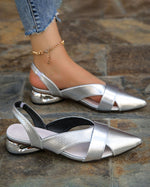 Silberfarbene Sandalen mit spitzer Spitze und klobigem, niedrigem Absatz