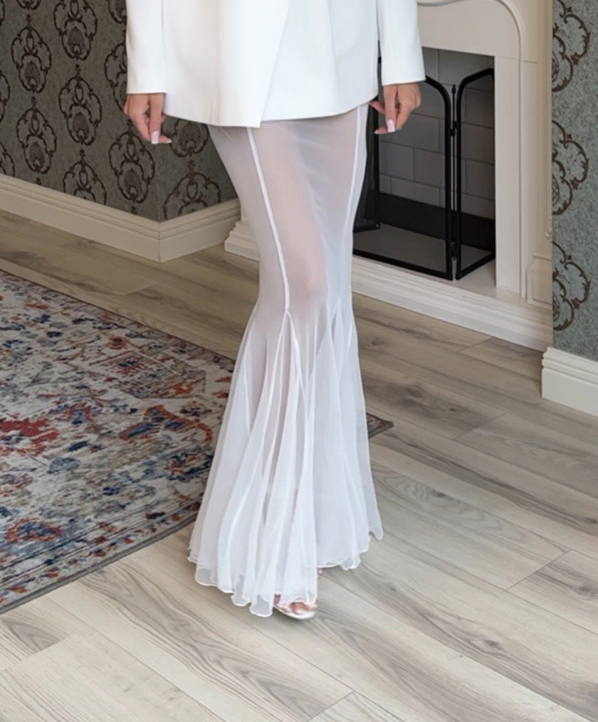 Zweiteiliges Set aus langärmligem Satinoberteil und lockerem elastischem Netzrock