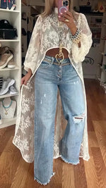 Lässiges Top mit Rundhalsausschnitt und Spitze, vorne kurz und hinten lang