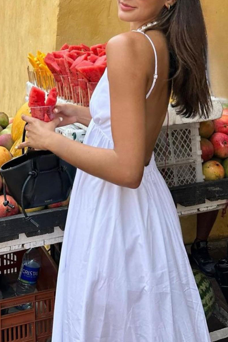 Weißes Neckholder-Kleid mit V-Ausschnitt und breitem Saum