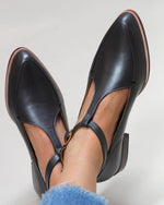 Schicke, spitze T-Riemen-Schuhe mit niedrigem Absatz