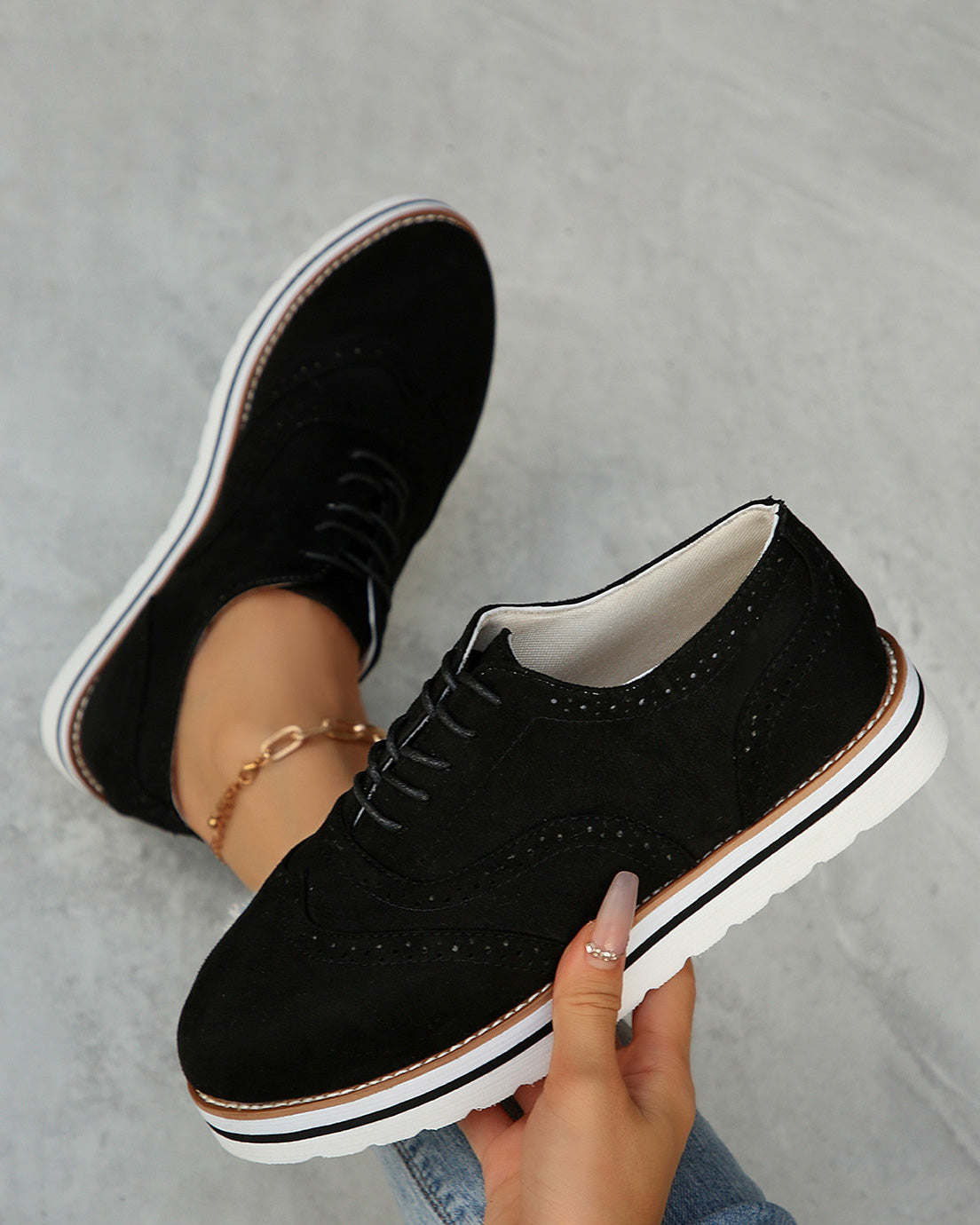 Retro-Slipper aus Wildleder mit runder Zehenpartie und Schaumstoff-Plateau