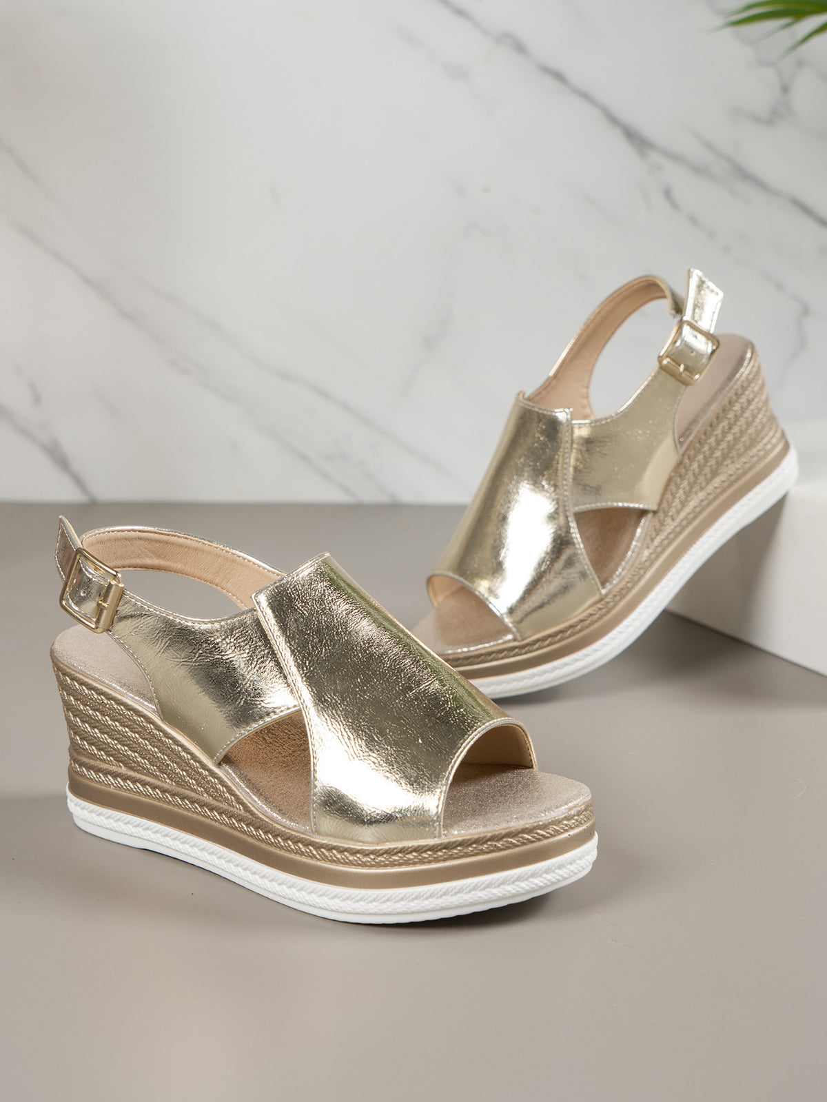 Klobige Plateausandalen mit einem Riemen in Gold und Silber