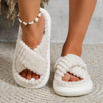 Pantoufles à plateforme et sangles croisées en peluche à enfiler