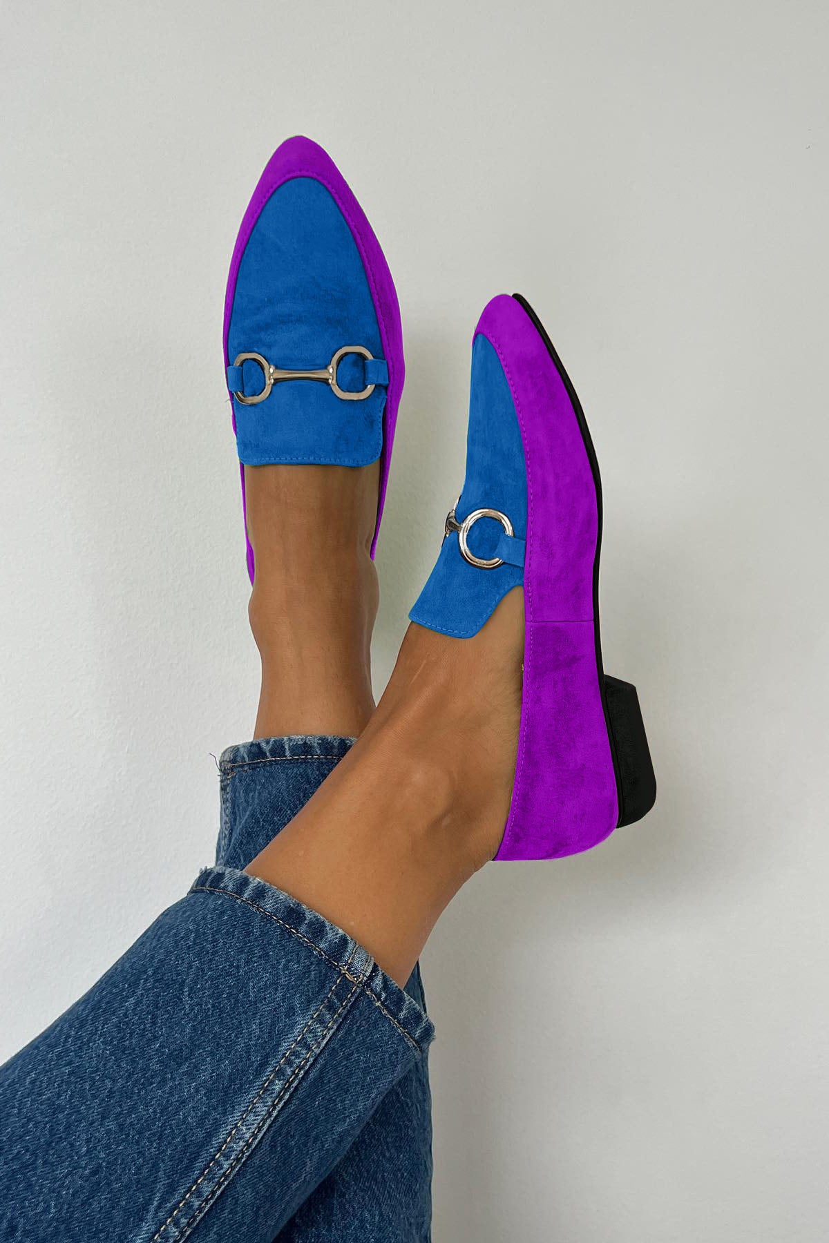 Chaussures à bout pointu avec boucle en métal à bouche peu profonde de couleur contrastée