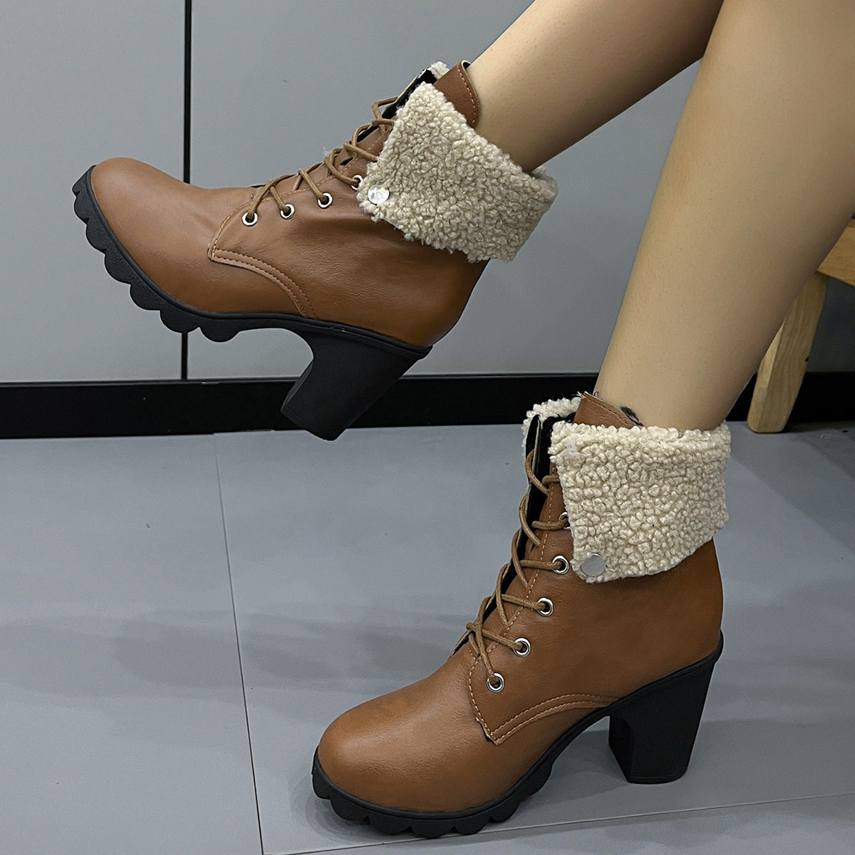 Bottes courtes rétro en daim à bout rond et talon épais à lacets