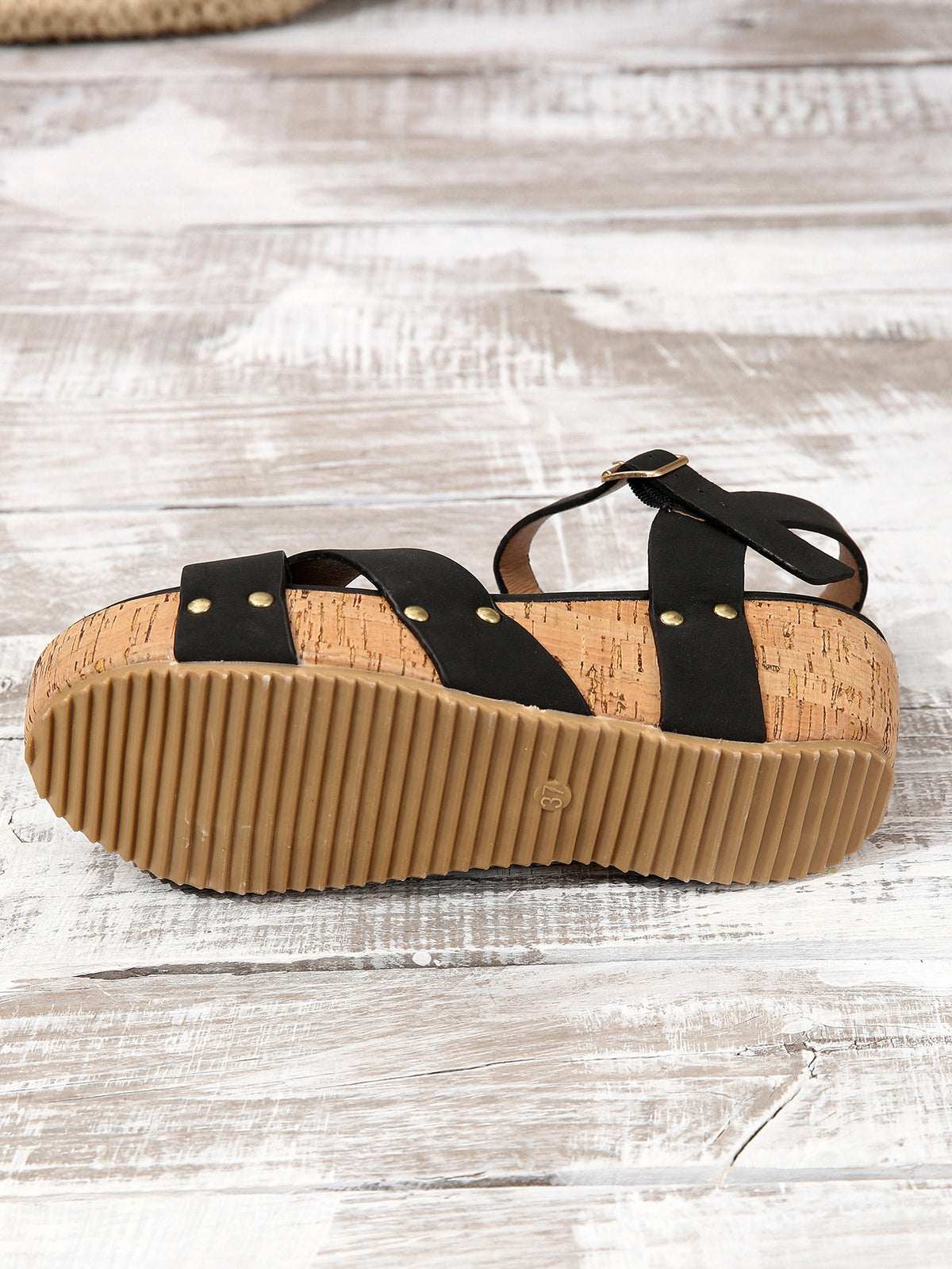 Riemchensandalen mit dickem Keilabsatz und Nieten