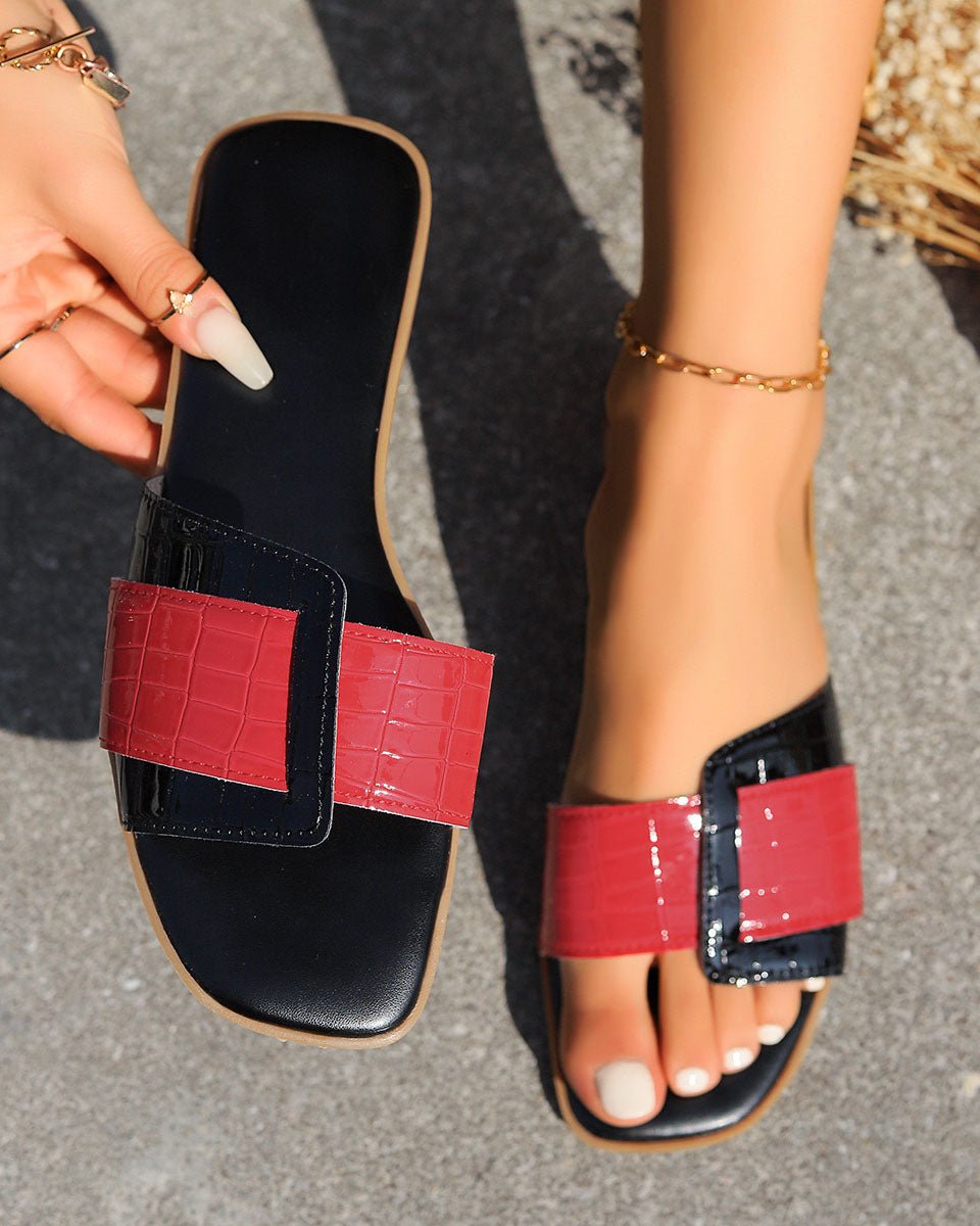 Sandales plates à bout carré en cuir verni à blocs de couleurs