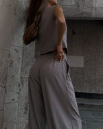 Ärmellose Weste mit V-Ausschnitt und Hose mit weitem Bein