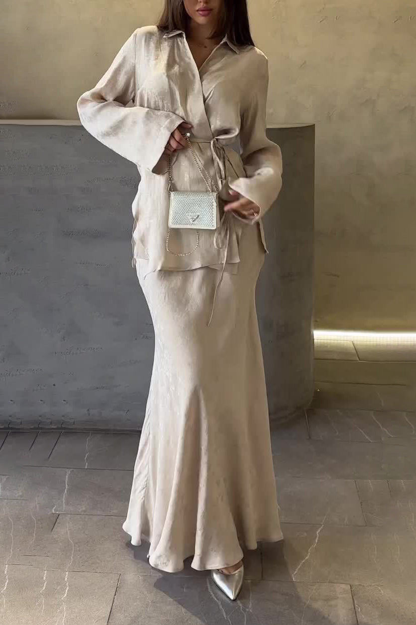 Zweiteiliges Set aus drapiertem Hemd, Oberteil und Rock mit Bindeband