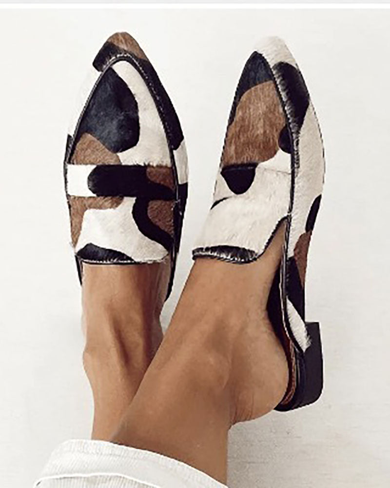 Mules en fausse fourrure multicolore à bout pointu et talon bas