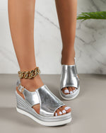 Klobige Plateausandalen mit einem Riemen in Gold und Silber