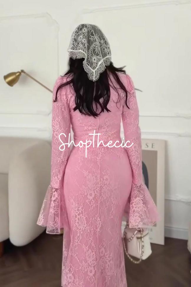 Abito in pizzo con geometria morbida