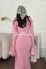 Abito in pizzo con geometria morbida