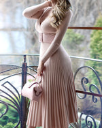 Knielanges, plissiertes Strickkleid mit V-Ausschnitt und Wickelmieder