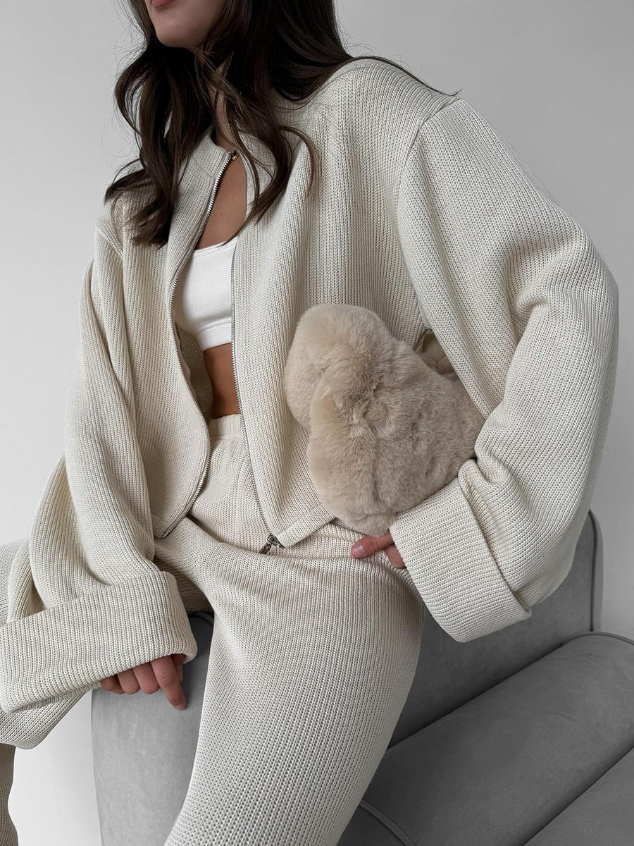 Anzug aus gestrickter Langarmjacke mit Reißverschluss und Hose mit weitem Bein
