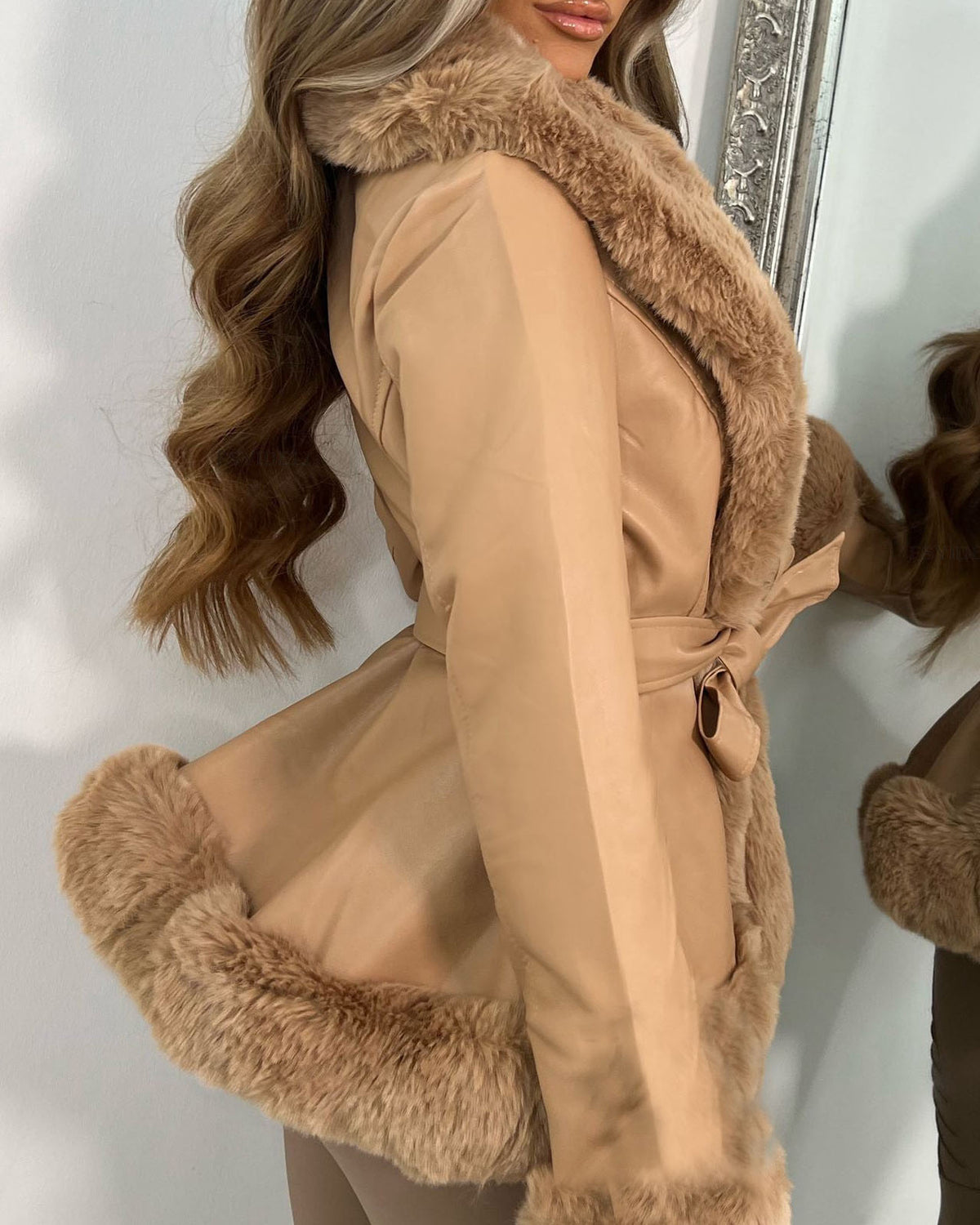 Jacke aus PU-Leder mit großem Pelzkragen und Schnürnähten an der Taille