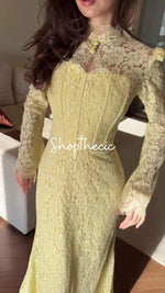 Abito lungo aderente in pizzo con gilet Canopy of Stars