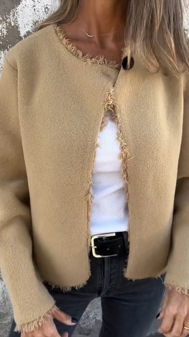 Wollmantel mit Rundhalsausschnitt und langen Ärmeln und mattierten Kanten