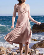 Knielanges, plissiertes Strickkleid mit V-Ausschnitt und Wickelmieder