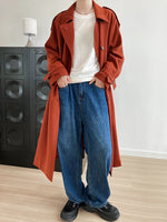 Drapierter, lockerer Trenchcoat mittlerer Länge im britischen Stil