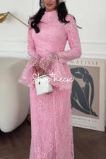 Abito in pizzo con geometria morbida