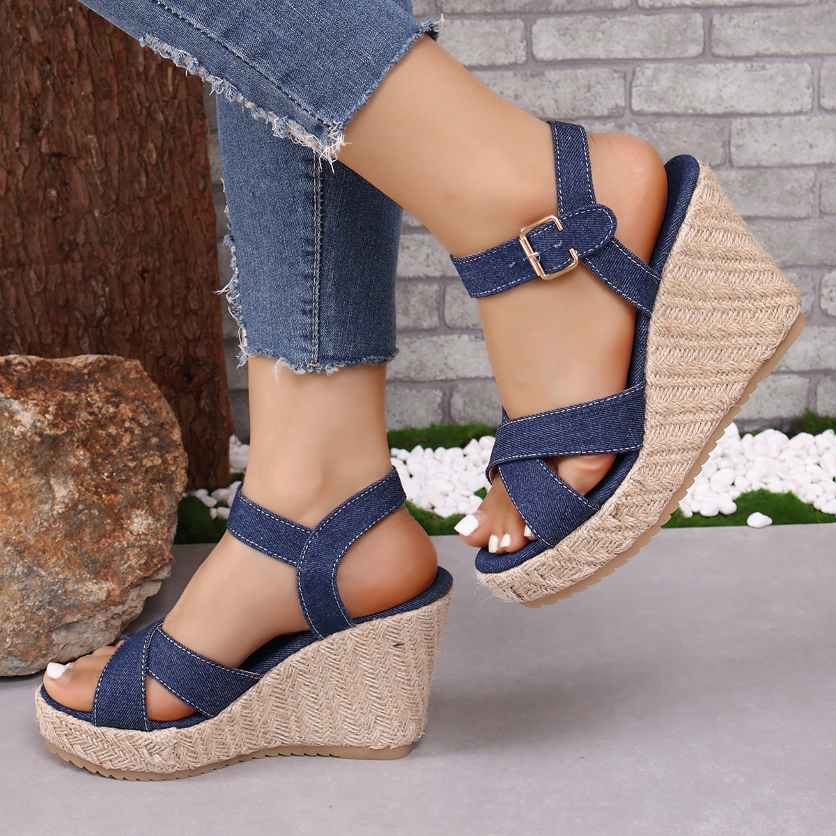 Espadrilles-Sandalen aus Denim mit offenen Zehen und überkreuzten Riemen und Keilabsatz