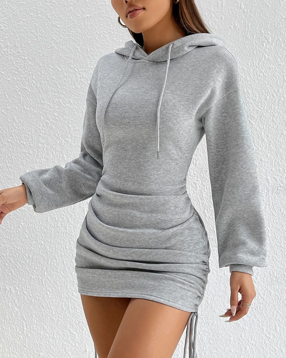 Robe sweat froncée à capuche et cordon de serrage