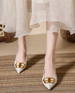 High Heels mit spitzer Spitze und Stilettoabsatz und Doppel-B-Schnalle