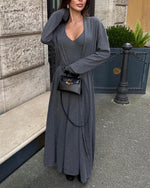 Set aus langer gestrickter Langarm-Strickjacke und Strapskleid