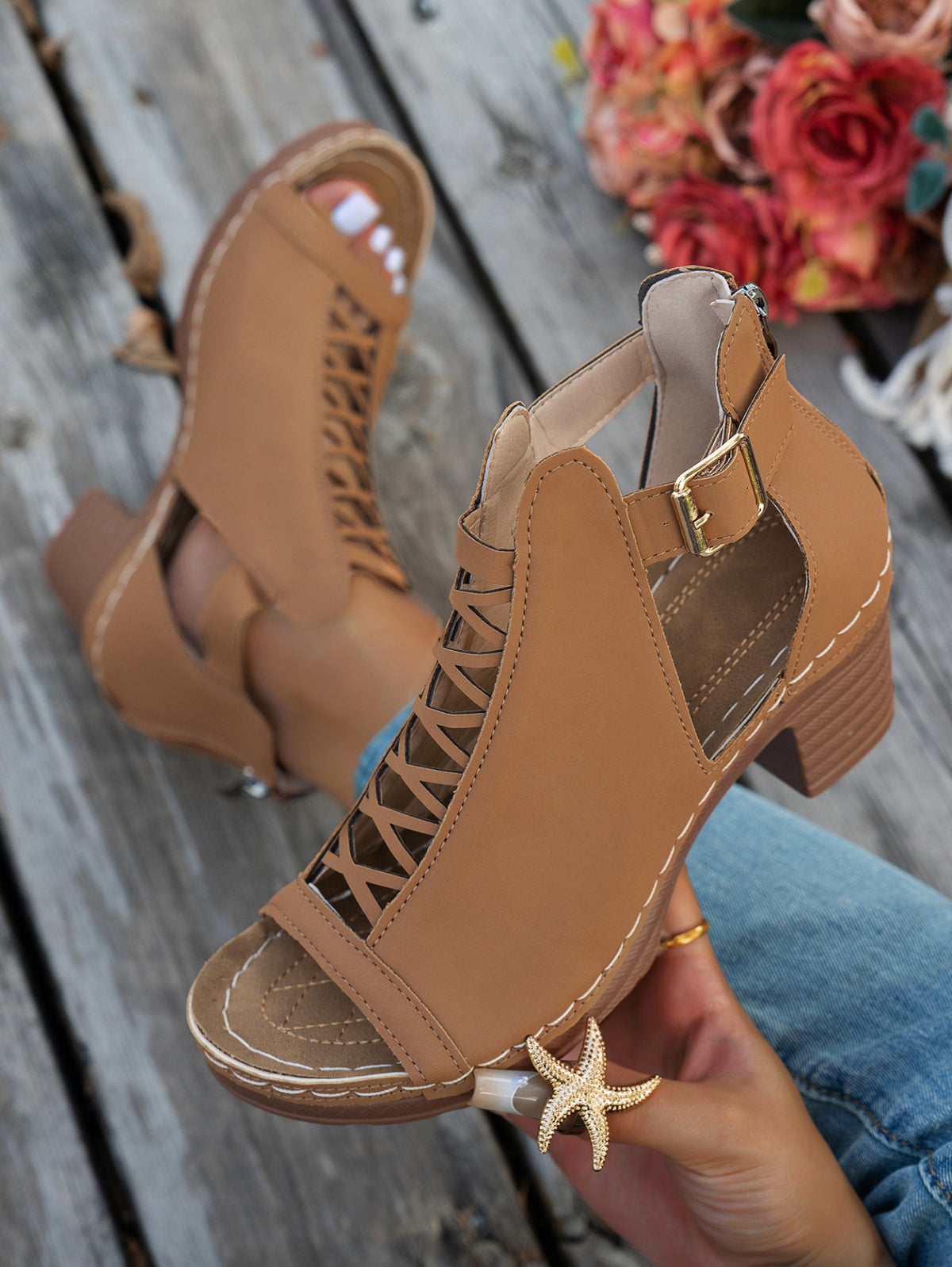 Klobige Römersandalen mit offener Zehenpartie und hohler Schnalle