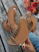 Klobige Römersandalen mit offener Zehenpartie und hohler Schnalle