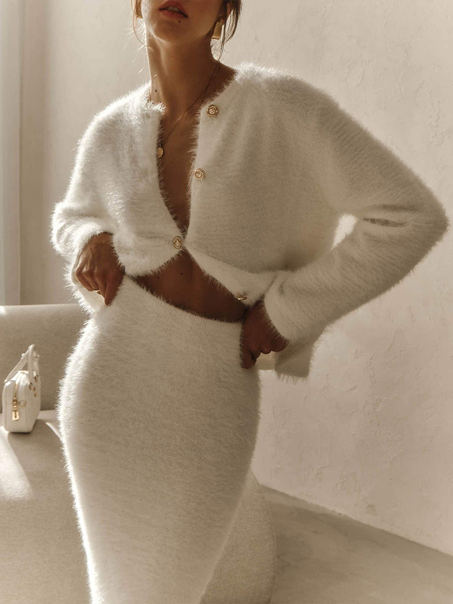 Plüschiges Set aus langärmligem einreihigem Oberteil und Maxirock