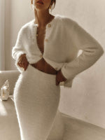 Plüschiges Set aus langärmligem einreihigem Oberteil und Maxirock