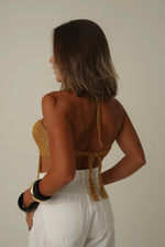 Top da vacanza alla moda con scollo all'americana e nappe